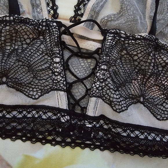 NEW! Victoria's Secret black lace bralette - Picture 4 of 8